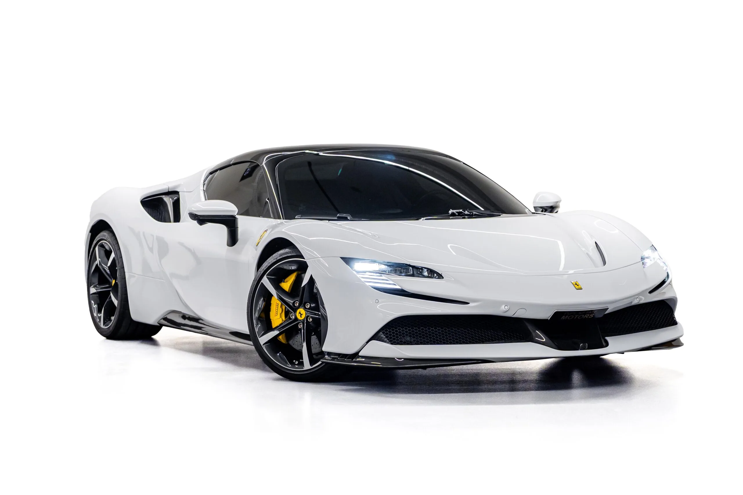 2023 Ferrari SF90 Spider proposée par un concessionnaire spécialisé à Dubaï, Émirats arabes unis, photo principale