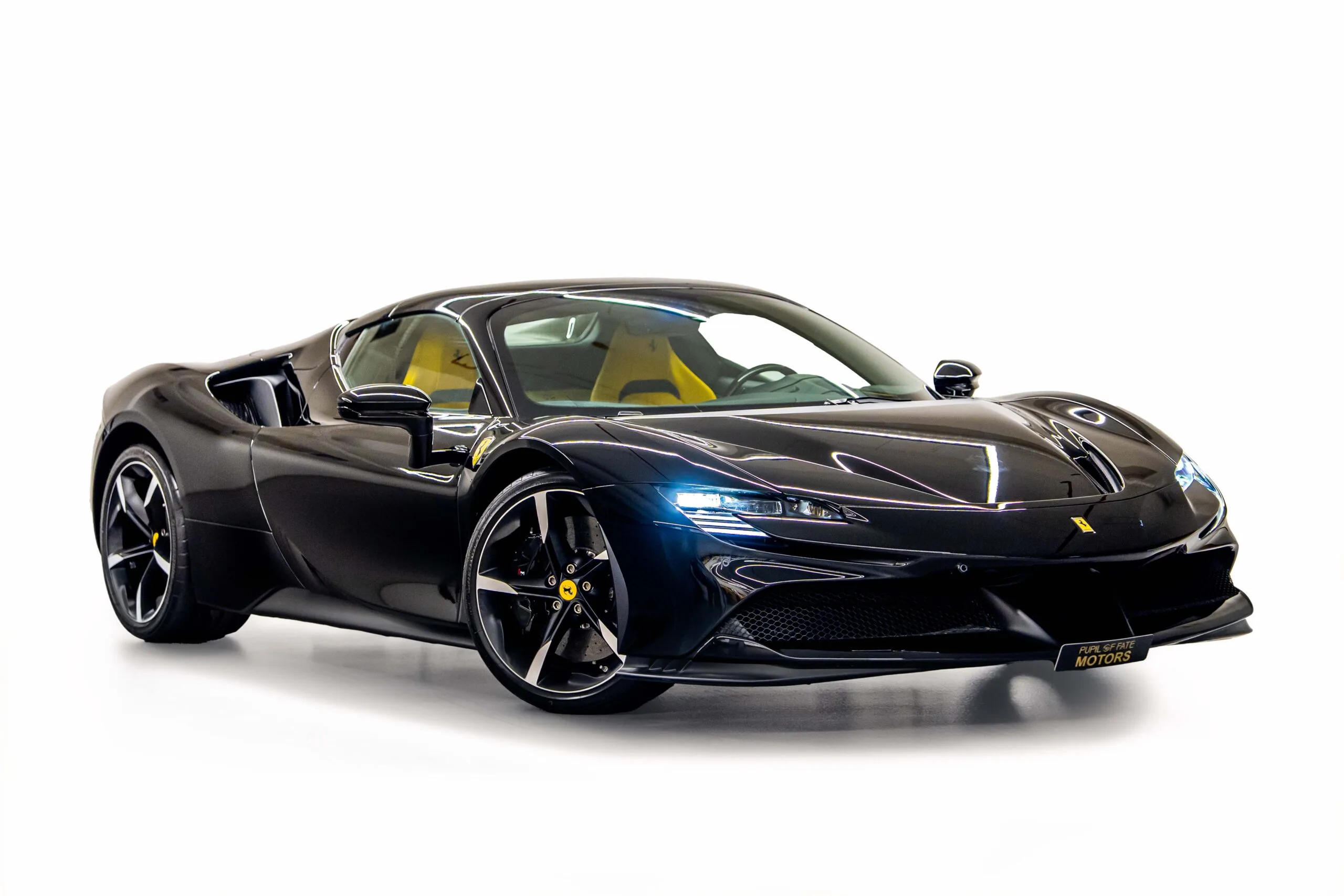 2023 Ferrari SF90 Spider proposée par un concessionnaire spécialisé à Dubaï, Émirats arabes unis, photo principale