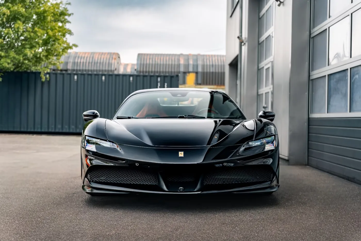 2023 Ferrari SF90 Spider angeboten von einem Supersportwagenhändler in Munich, Deutschland, Foto 3 von 21