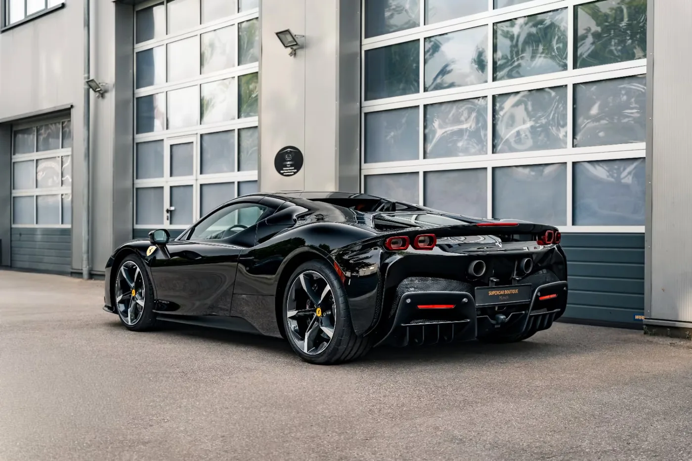 2023 Ferrari SF90 Spider angeboten von einem Supersportwagenhändler in Munich, Deutschland, Foto 4 von 21