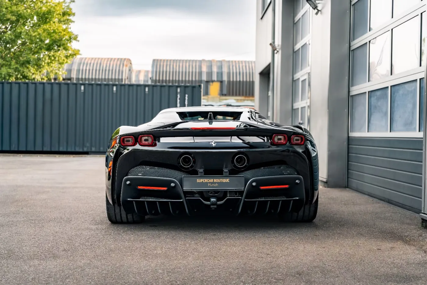 2023 Ferrari SF90 Spider angeboten von einem Supersportwagenhändler in Munich, Deutschland, Foto 5 von 21
