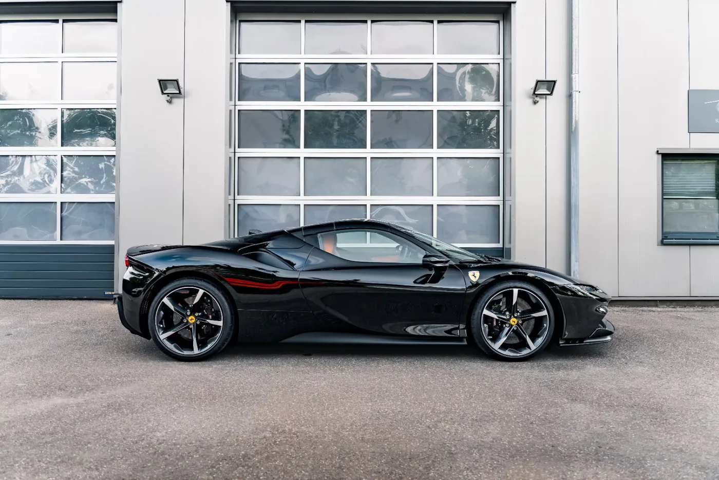 2023 Ferrari SF90 Spider angeboten von einem Supersportwagenhändler in Munich, Deutschland, Foto 6 von 21