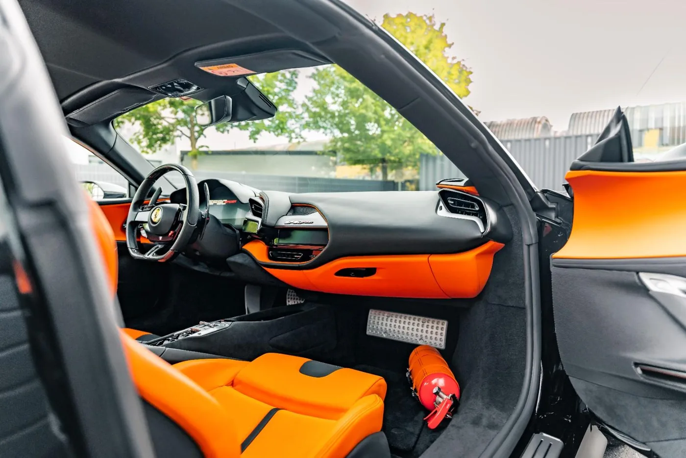 2023 Ferrari SF90 Spider angeboten von einem Supersportwagenhändler in Munich, Deutschland, Foto 10 von 21