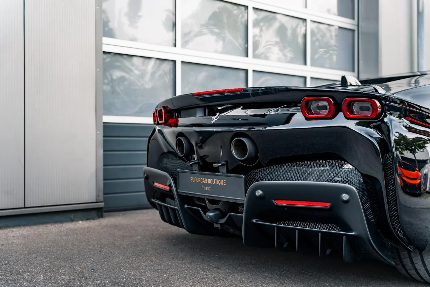 2023 Ferrari SF90 Spider angeboten von einem Supersportwagenhändler in Munich, Deutschland, Foto 13 von 21