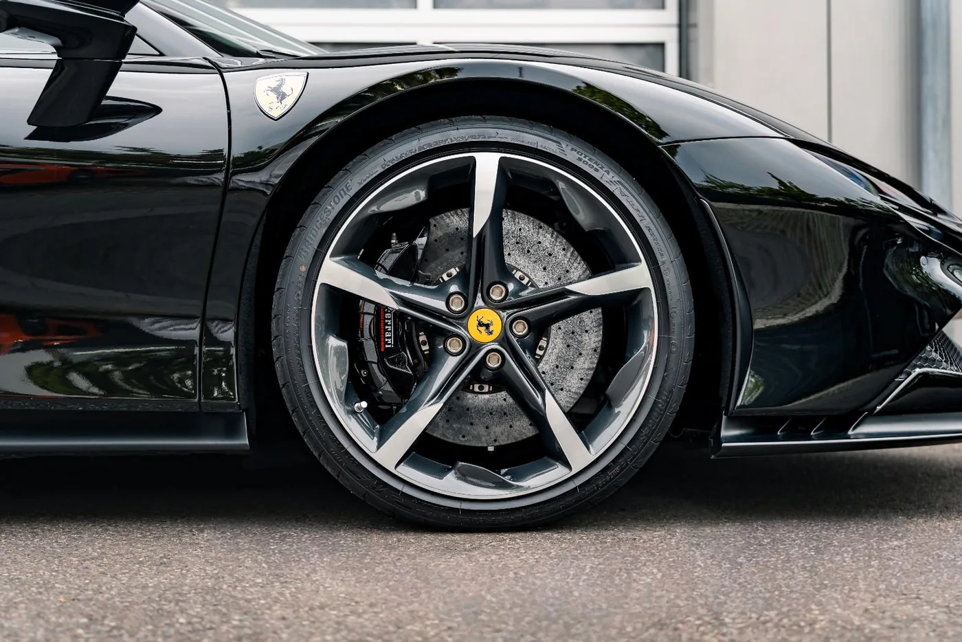 2023 Ferrari SF90 Spider angeboten von einem Supersportwagenhändler in Munich, Deutschland, Foto 14 von 21
