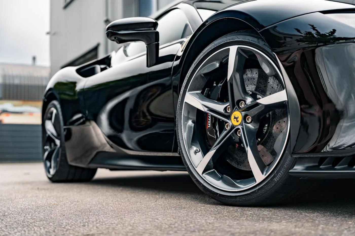 2023 Ferrari SF90 Spider angeboten von einem Supersportwagenhändler in Munich, Deutschland, Foto 16 von 21