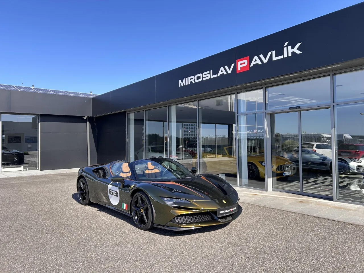 2023 Ferrari SF90 Spider Tailor Made, Cavalcade edition proposée par un concessionnaire spécialisé à Písek, Tchéquie, photo principale