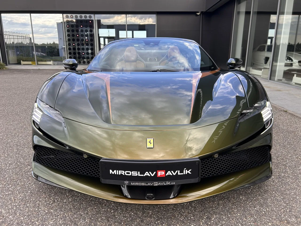 2023 Ferrari SF90 Spider Tailor Made, Cavalcade edition proposée par un concessionnaire spécialisé à Písek, Tchéquie, photo 2 sur 32