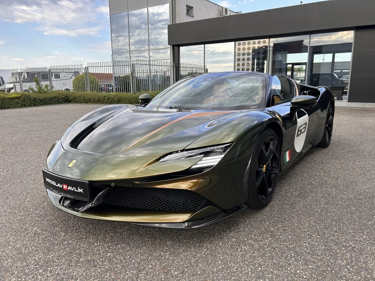 2023 Ferrari SF90 Spider Tailor Made, Cavalcade edition proposée par un concessionnaire spécialisé à Písek, Tchéquie, photo 3 sur 32