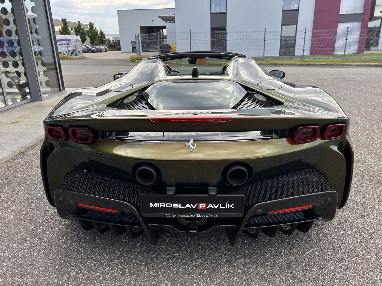 2023 Ferrari SF90 Spider Tailor Made, Cavalcade edition proposée par un concessionnaire spécialisé à Písek, Tchéquie, photo 6 sur 32