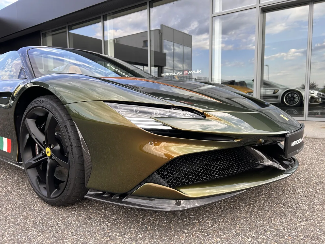 2023 Ferrari SF90 Spider Tailor Made, Cavalcade edition proposée par un concessionnaire spécialisé à Písek, Tchéquie, photo 9 sur 32