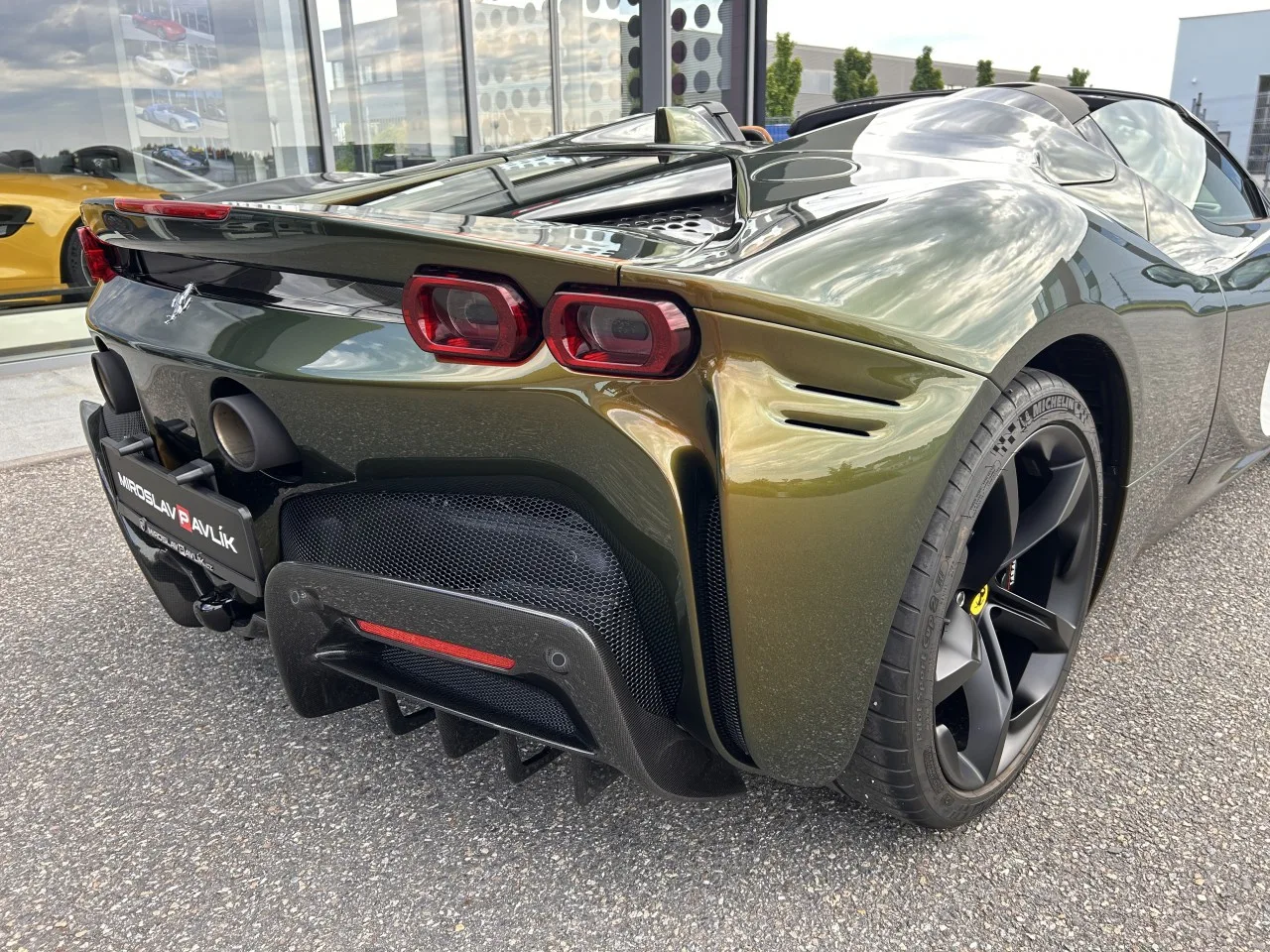 2023 Ferrari SF90 Spider Tailor Made, Cavalcade edition proposée par un concessionnaire spécialisé à Písek, Tchéquie, photo 10 sur 32