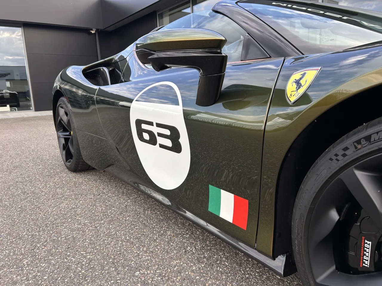 2023 Ferrari SF90 Spider Tailor Made, Cavalcade edition proposée par un concessionnaire spécialisé à Písek, Tchéquie, photo 11 sur 32