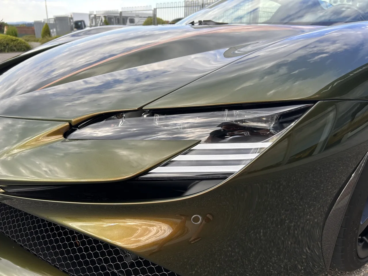 2023 Ferrari SF90 Spider Tailor Made, Cavalcade edition proposée par un concessionnaire spécialisé à Písek, Tchéquie, photo 13 sur 32