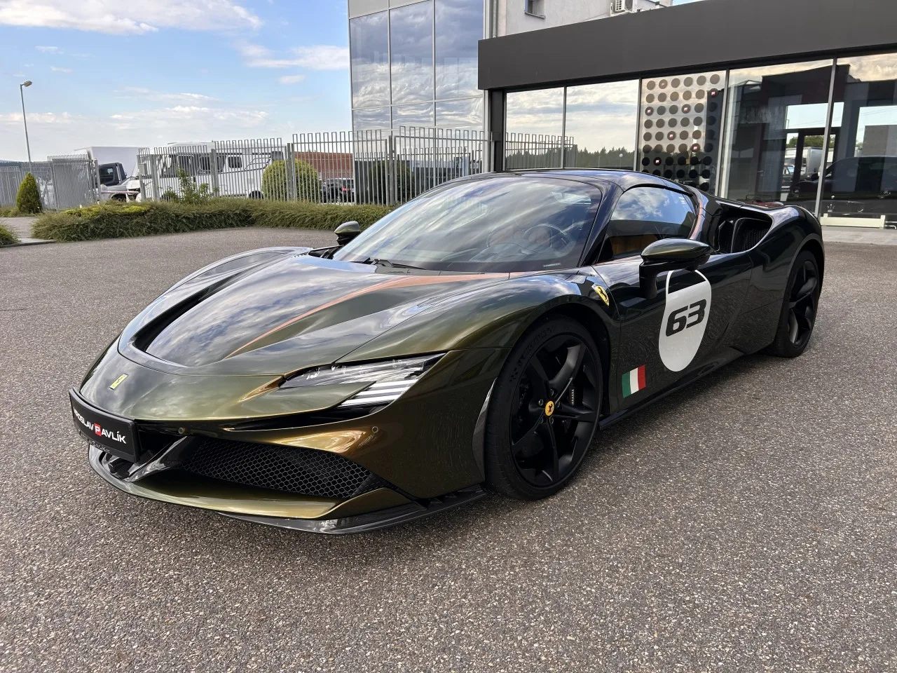 2023 Ferrari SF90 Spider Tailor Made, Cavalcade edition proposée par un concessionnaire spécialisé à Písek, Tchéquie, photo 14 sur 32