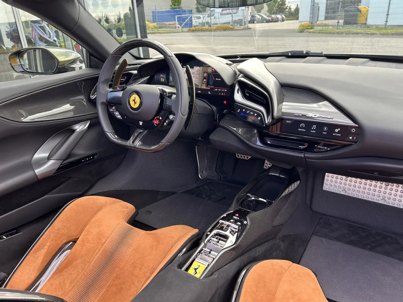 2023 Ferrari SF90 Spider Tailor Made, Cavalcade edition proposée par un concessionnaire spécialisé à Písek, Tchéquie, photo 17 sur 32