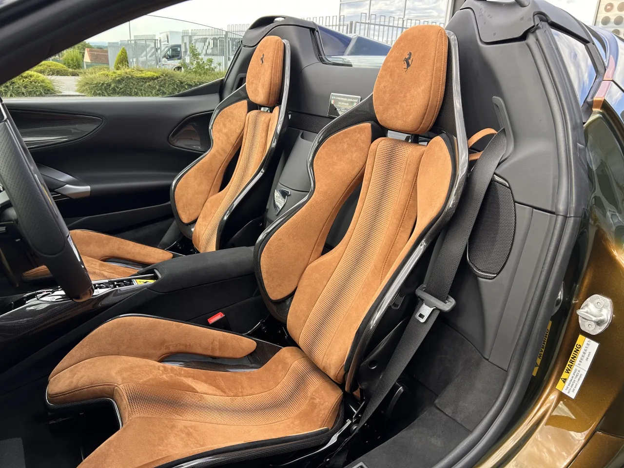 2023 Ferrari SF90 Spider Tailor Made, Cavalcade edition proposée par un concessionnaire spécialisé à Písek, Tchéquie, photo 25 sur 32