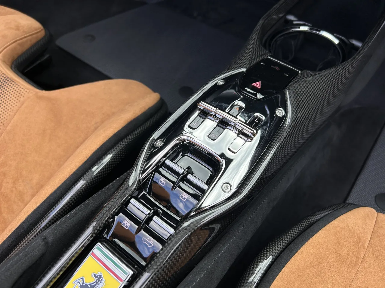 2023 Ferrari SF90 Spider Tailor Made, Cavalcade edition proposée par un concessionnaire spécialisé à Písek, Tchéquie, photo 28 sur 32