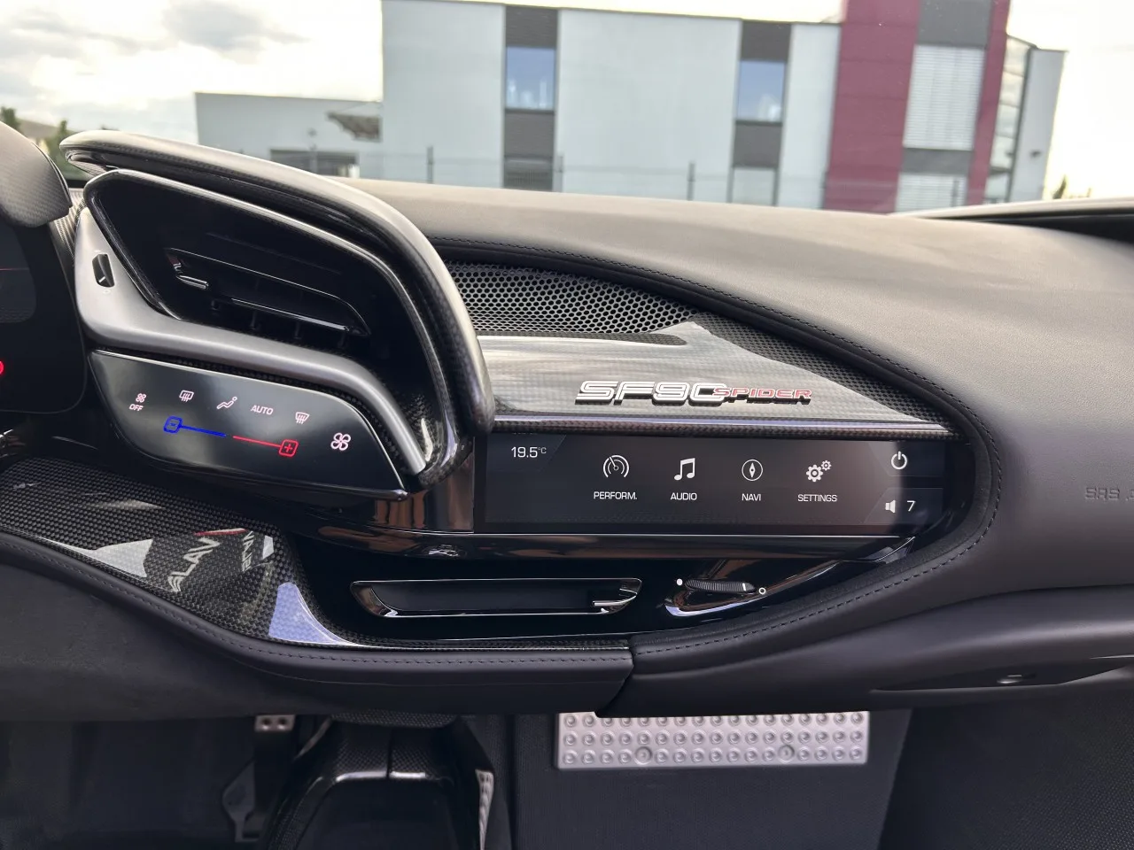 2023 Ferrari SF90 Spider Tailor Made, Cavalcade edition proposée par un concessionnaire spécialisé à Písek, Tchéquie, photo 29 sur 32