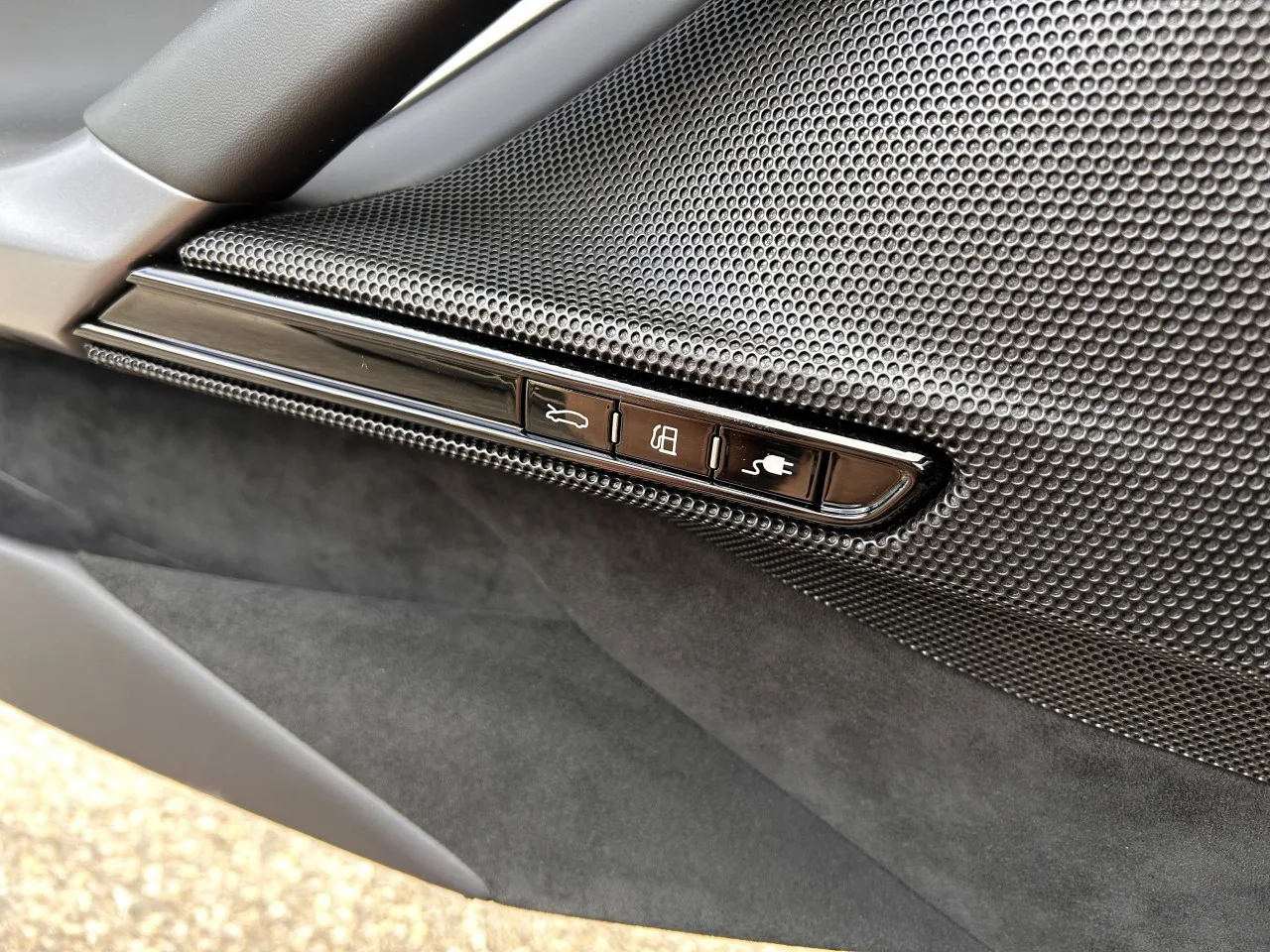 2023 Ferrari SF90 Spider Tailor Made, Cavalcade edition proposée par un concessionnaire spécialisé à Písek, Tchéquie, photo 32 sur 32