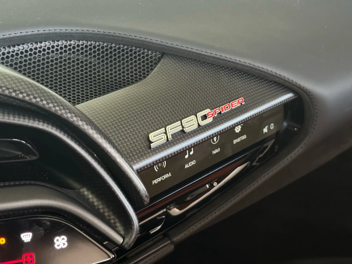 2023 Ferrari SF90 Spider proposée par un concessionnaire spécialisé à Frankfurt am Main, Allemagne, photo 10 sur 15