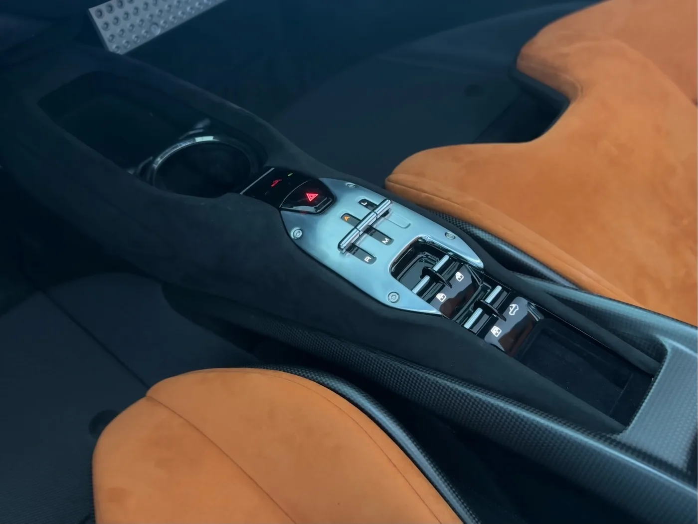 2023 Ferrari SF90 Spider proposée par un concessionnaire spécialisé à Frankfurt am Main, Allemagne, photo 11 sur 15