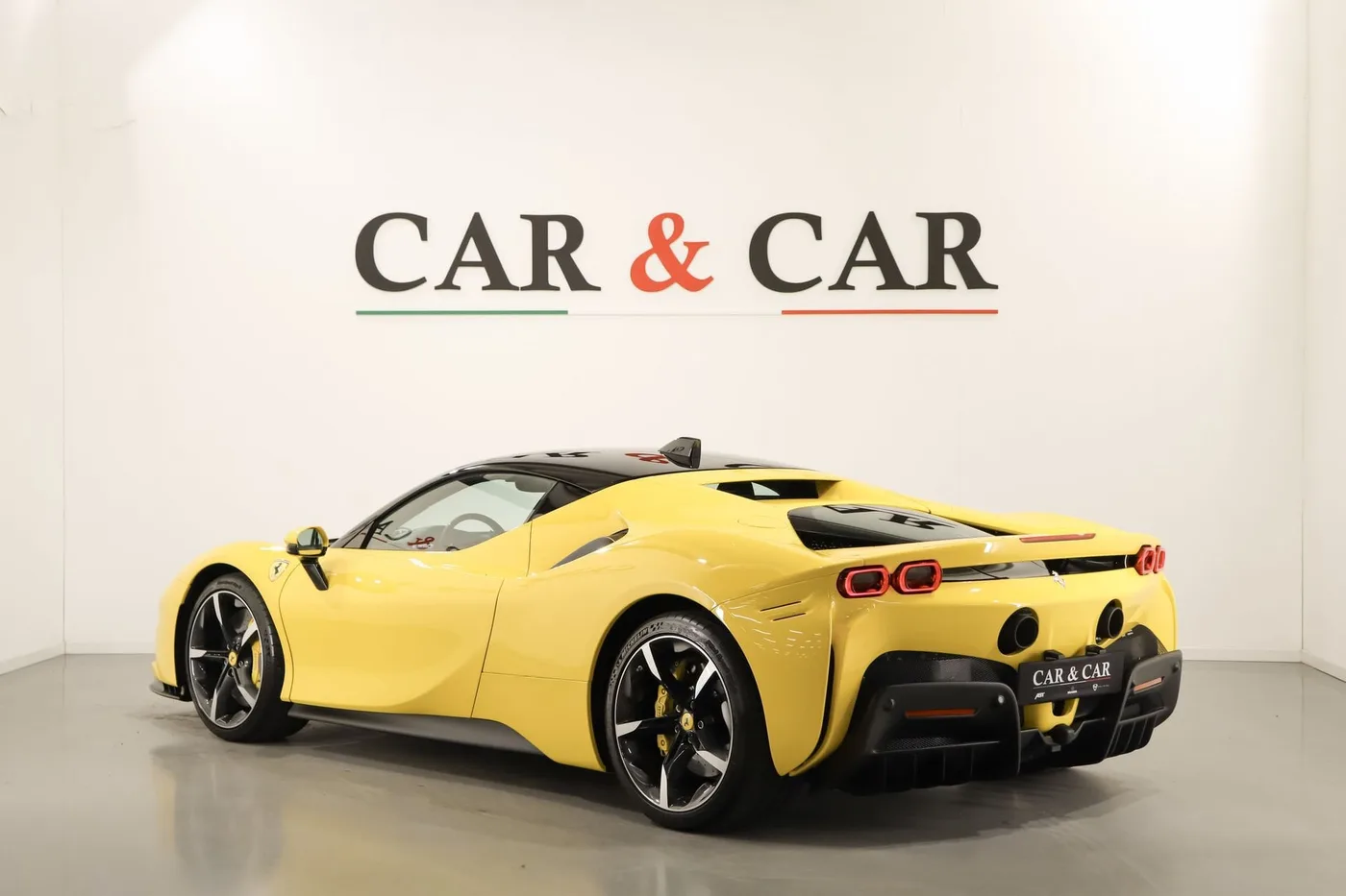 2023 Ferrari SF90 Stradale angeboten von einem Supersportwagenhändler in Zibido San Giacomo, Italien, Foto 2 von 22