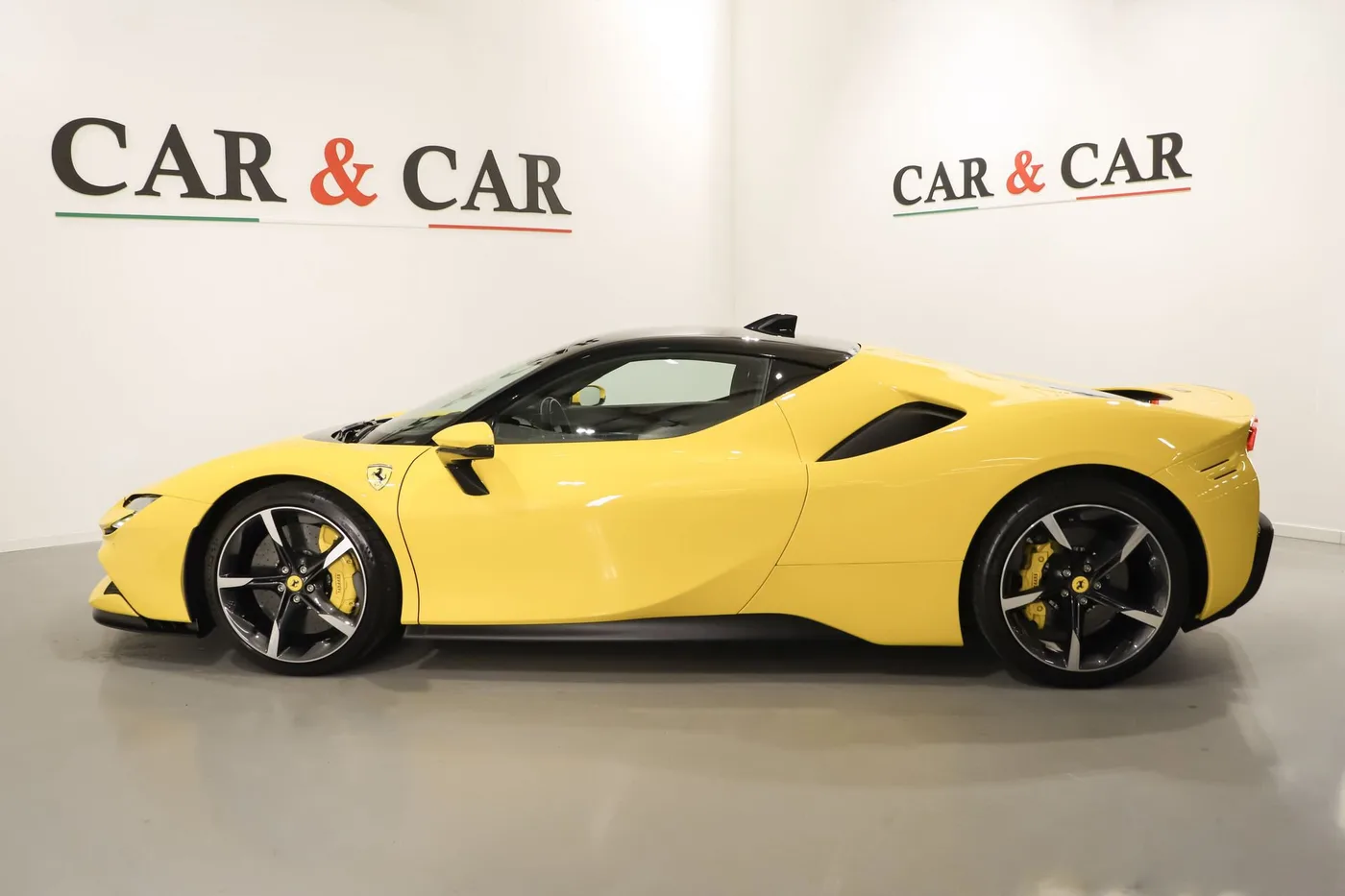2023 Ferrari SF90 Stradale angeboten von einem Supersportwagenhändler in Zibido San Giacomo, Italien, Foto 6 von 22