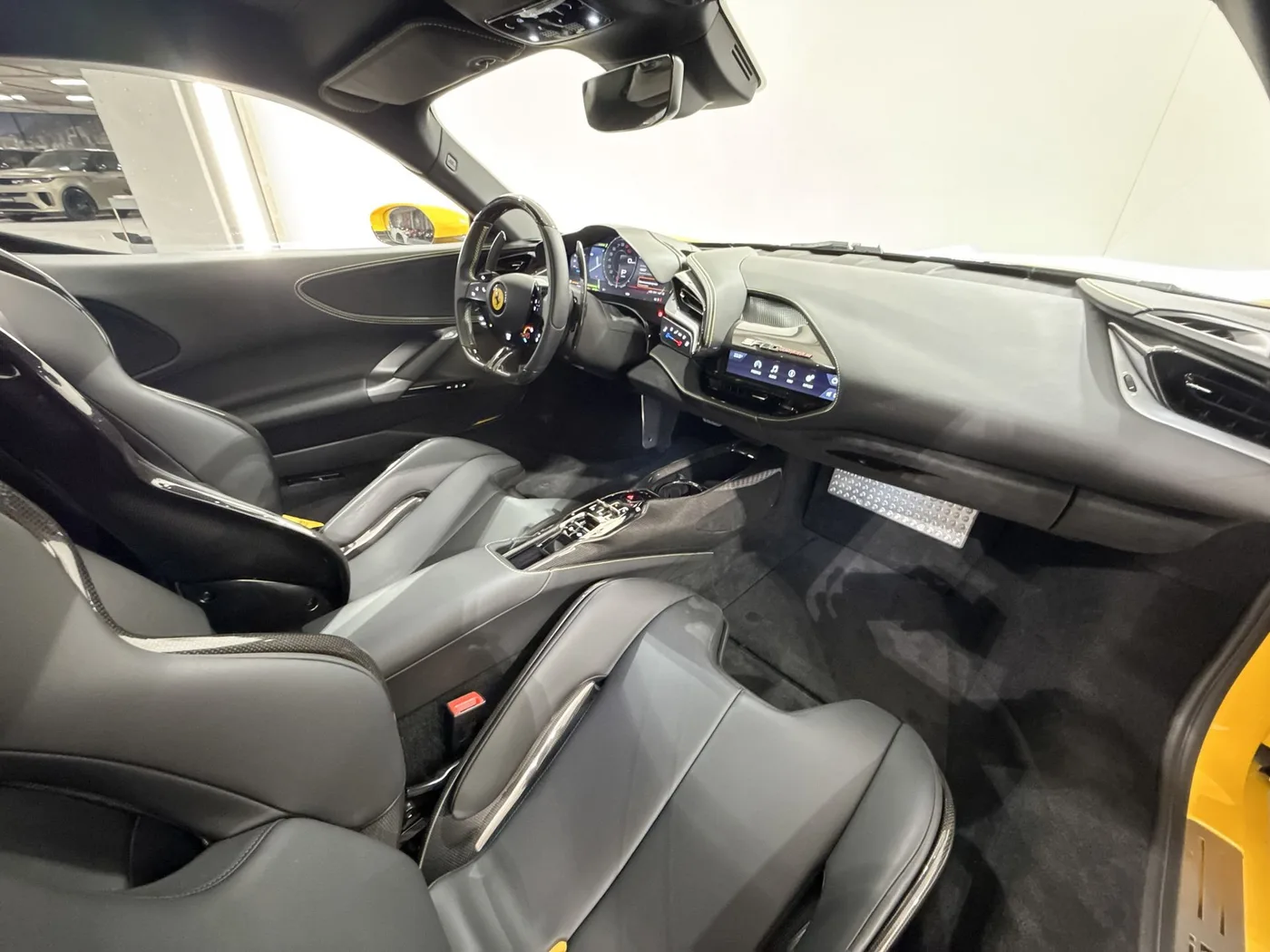 2023 Ferrari SF90 Stradale angeboten von einem Supersportwagenhändler in Zibido San Giacomo, Italien, Foto 14 von 22