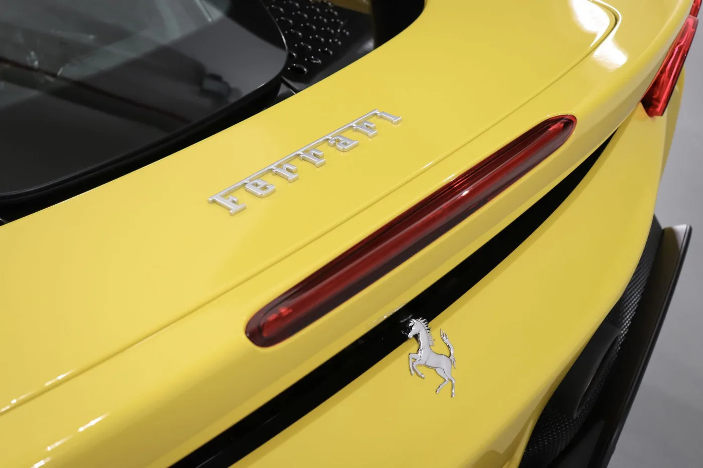 2023 Ferrari SF90 Stradale angeboten von einem Supersportwagenhändler in Zibido San Giacomo, Italien, Foto 20 von 22