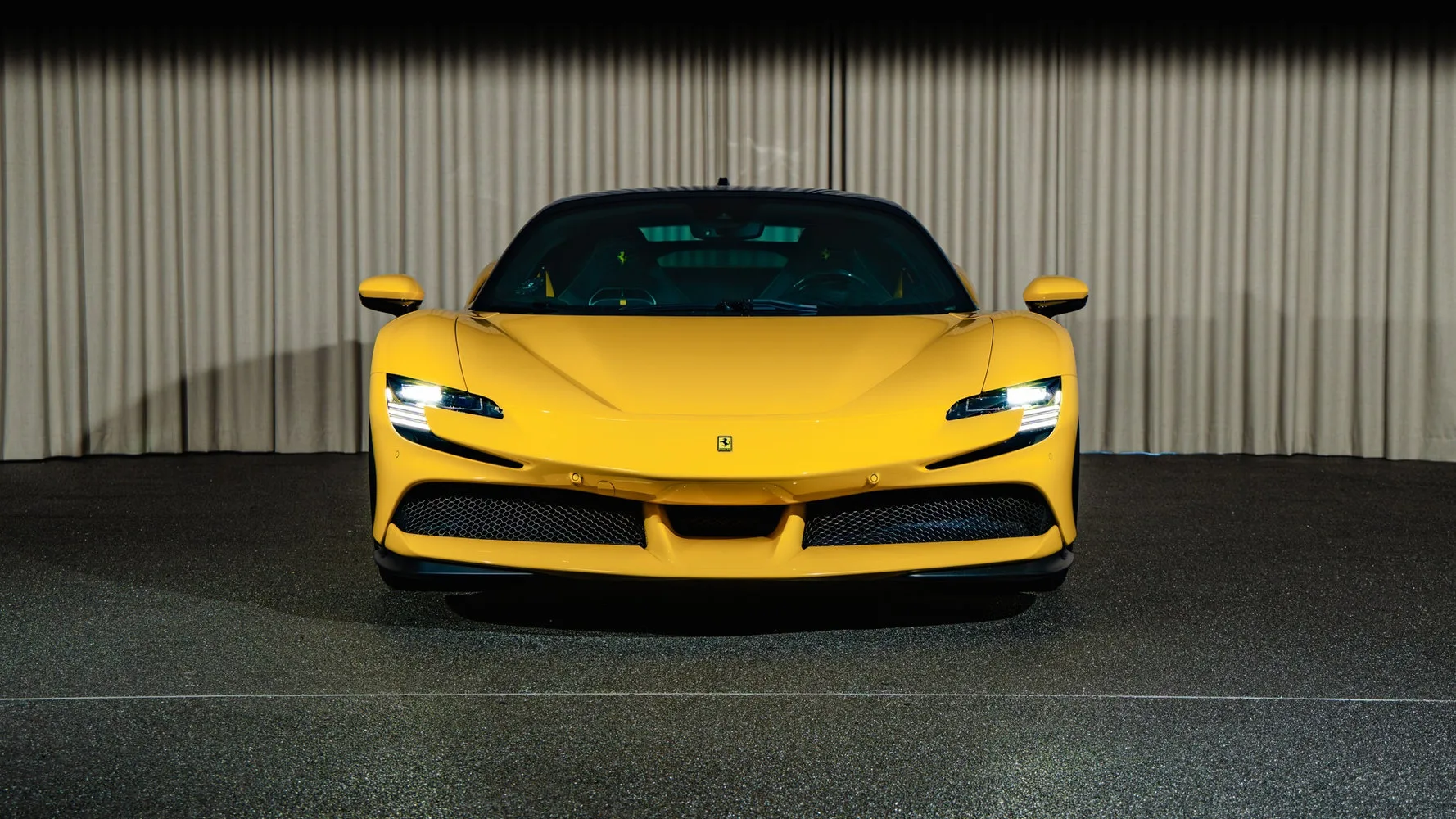 2023 Ferrari SF90 Stradale proposée par un concessionnaire spécialisé à Kongens Lyngby, Danemark, photo principale