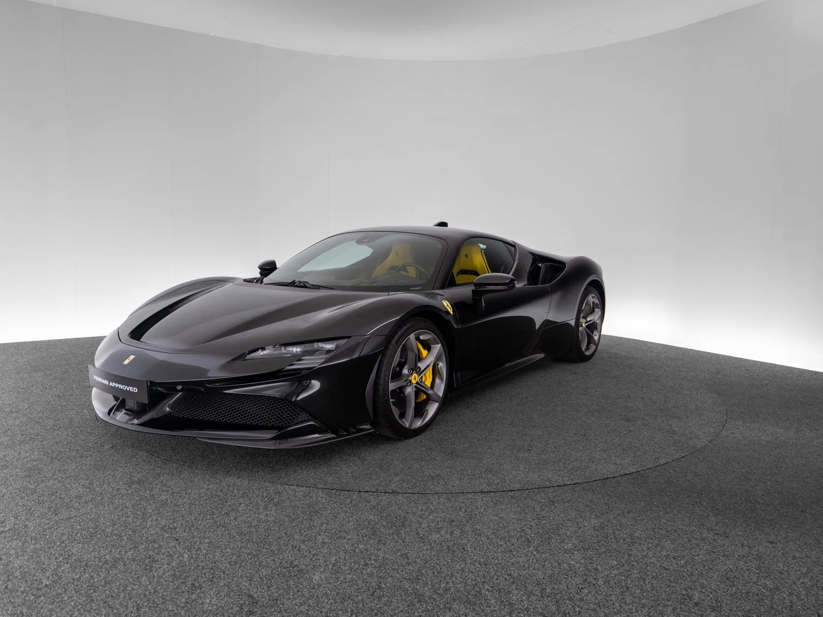 2023 Ferrari SF90 Stradale proposée par un concessionnaire spécialisé à Singen, Allemagne, photo principale