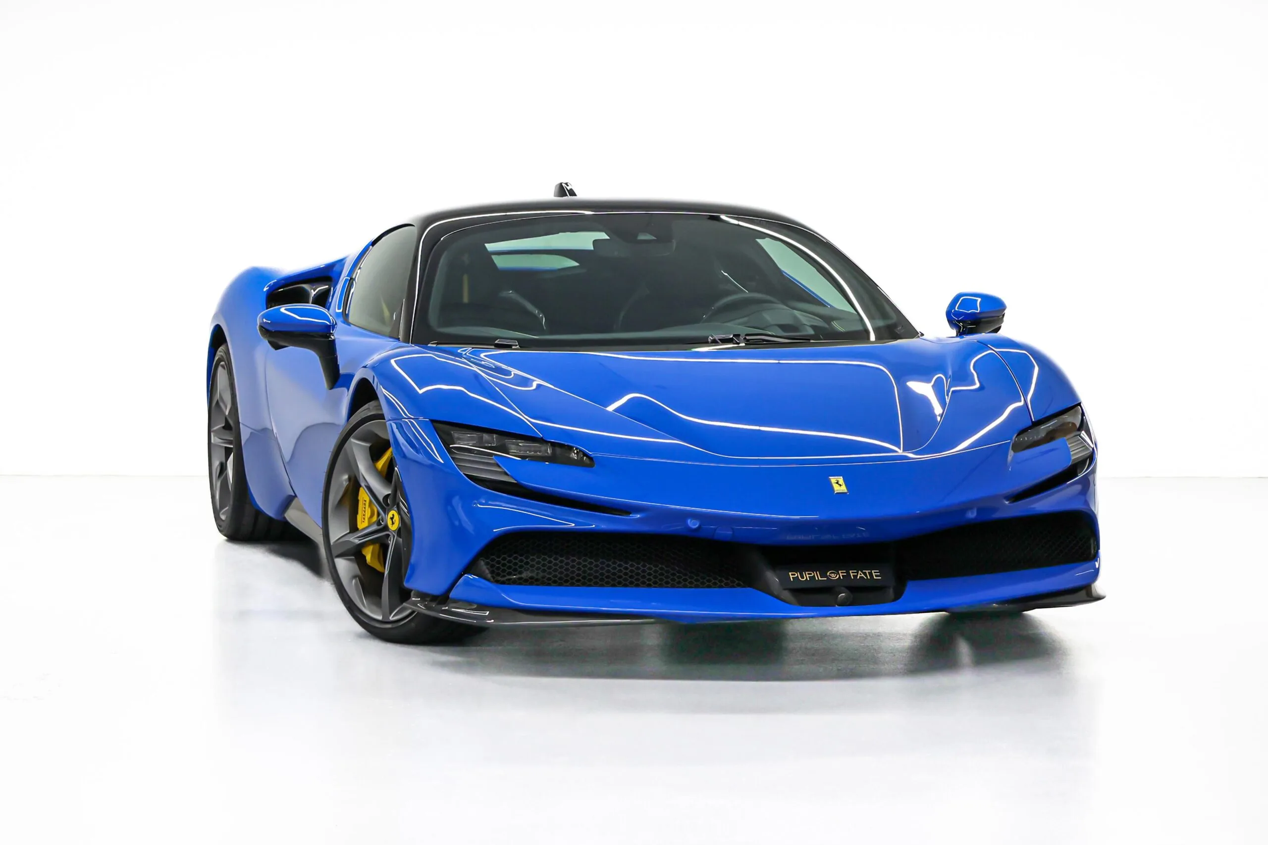 2023 Ferrari SF90 Stradale proposée par un concessionnaire spécialisé à Dubaï, Émirats arabes unis, photo principale