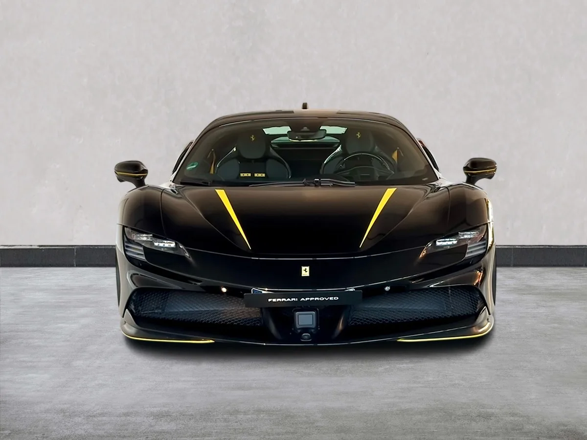 2023 Ferrari SF90 Stradale proposée par un concessionnaire spécialisé à Frankfurt am Main, Allemagne, photo principale