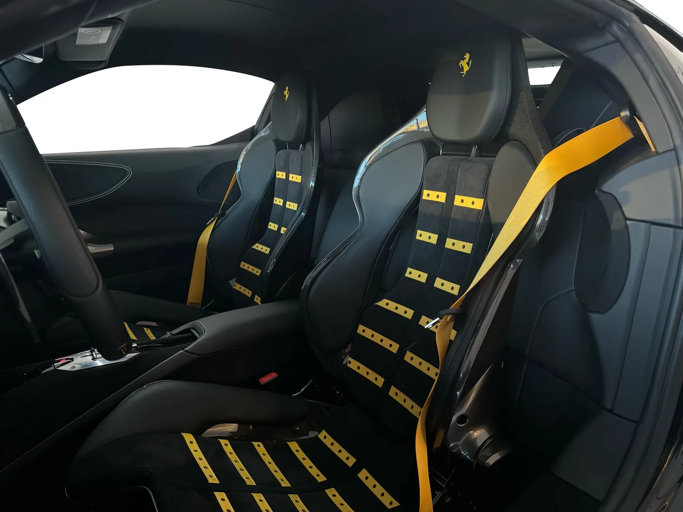 2023 Ferrari SF90 Stradale proposée par un concessionnaire spécialisé à Frankfurt am Main, Allemagne, photo 6 sur 15