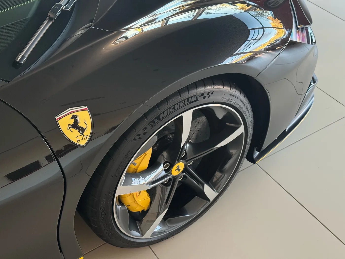 2023 Ferrari SF90 Stradale proposée par un concessionnaire spécialisé à Frankfurt am Main, Allemagne, photo 7 sur 15