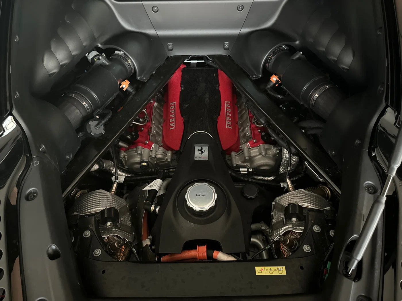 2023 Ferrari SF90 Stradale proposée par un concessionnaire spécialisé à Frankfurt am Main, Allemagne, photo 8 sur 15