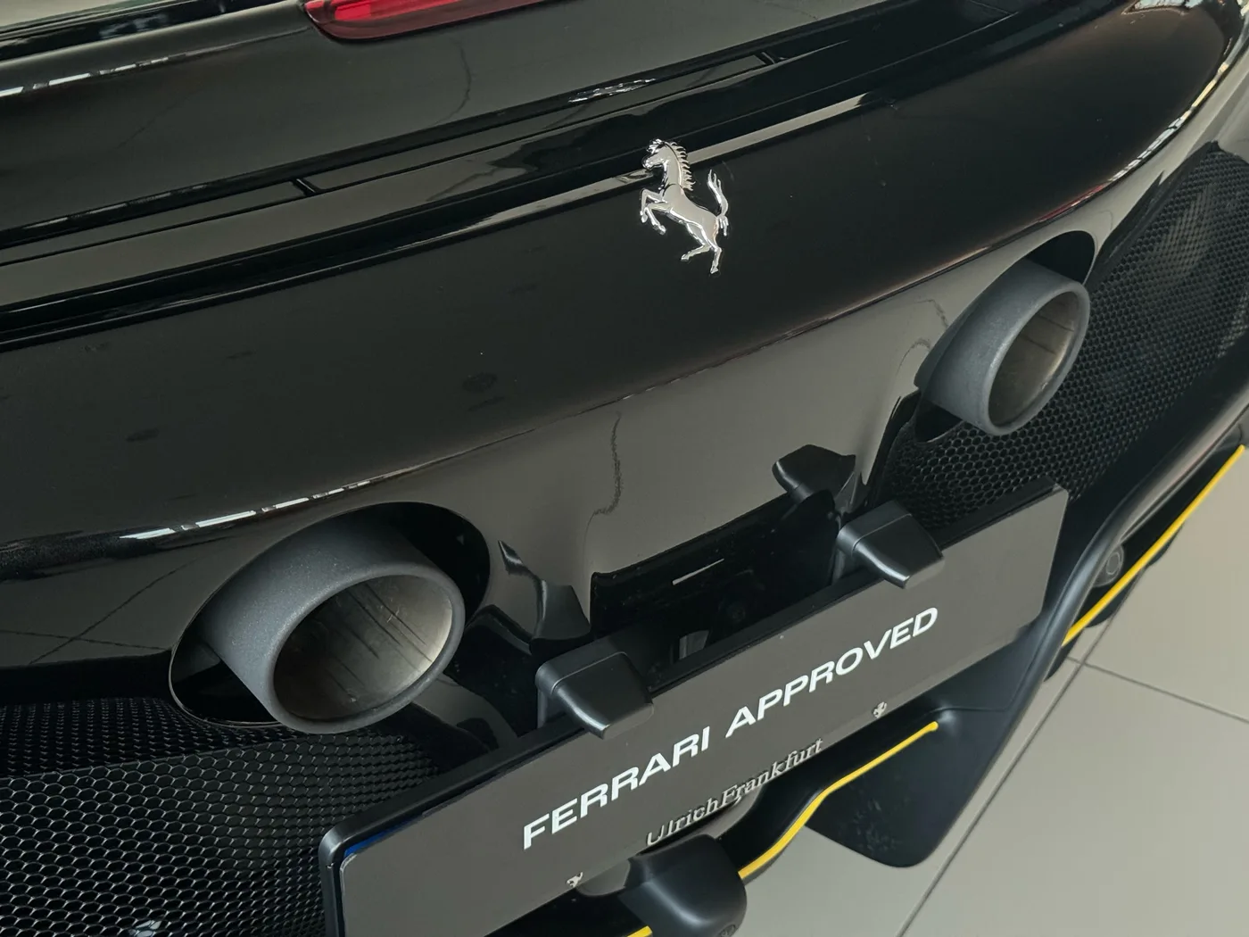 2023 Ferrari SF90 Stradale proposée par un concessionnaire spécialisé à Frankfurt am Main, Allemagne, photo 9 sur 15