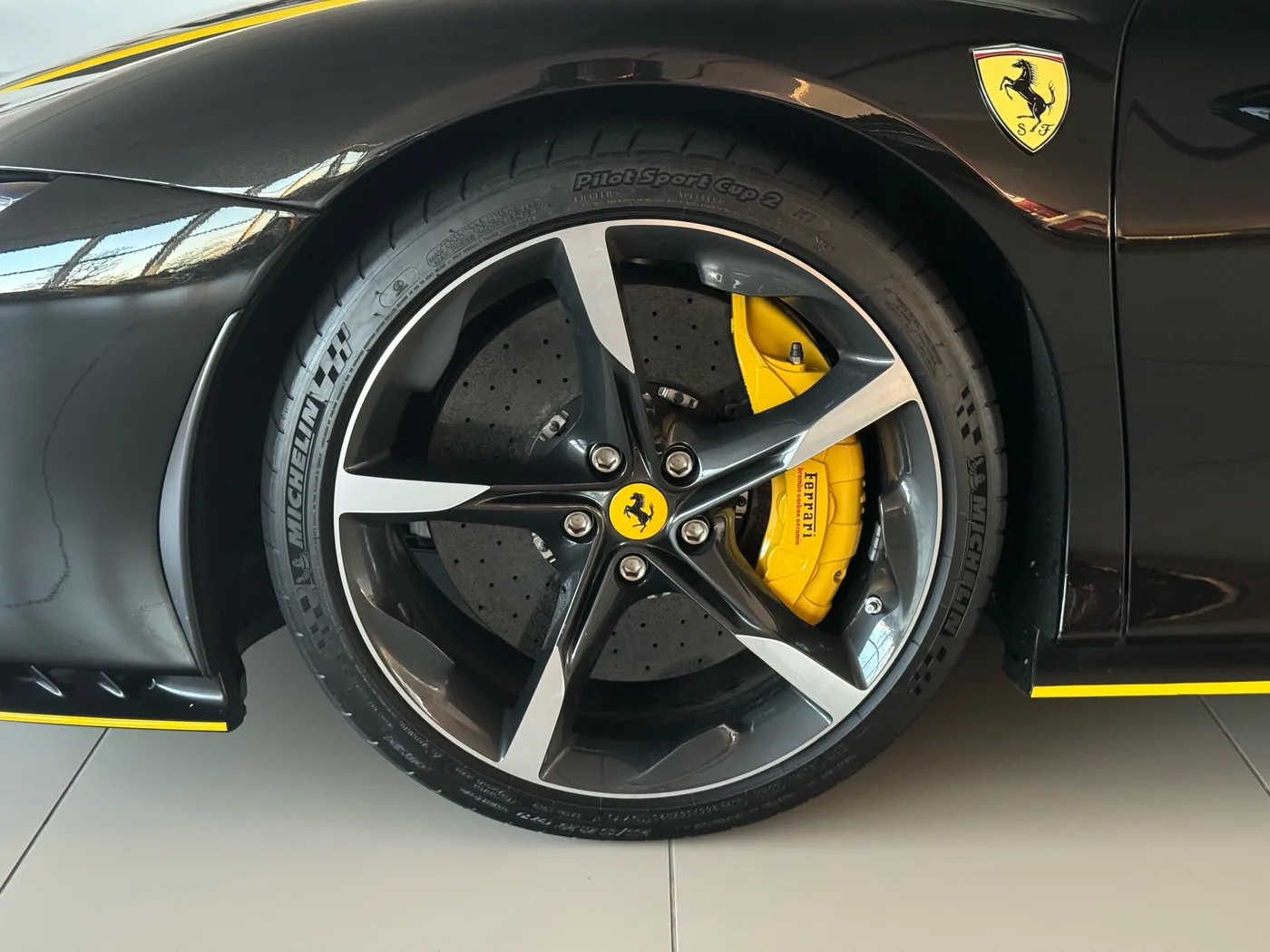 2023 Ferrari SF90 Stradale proposée par un concessionnaire spécialisé à Frankfurt am Main, Allemagne, photo 10 sur 15