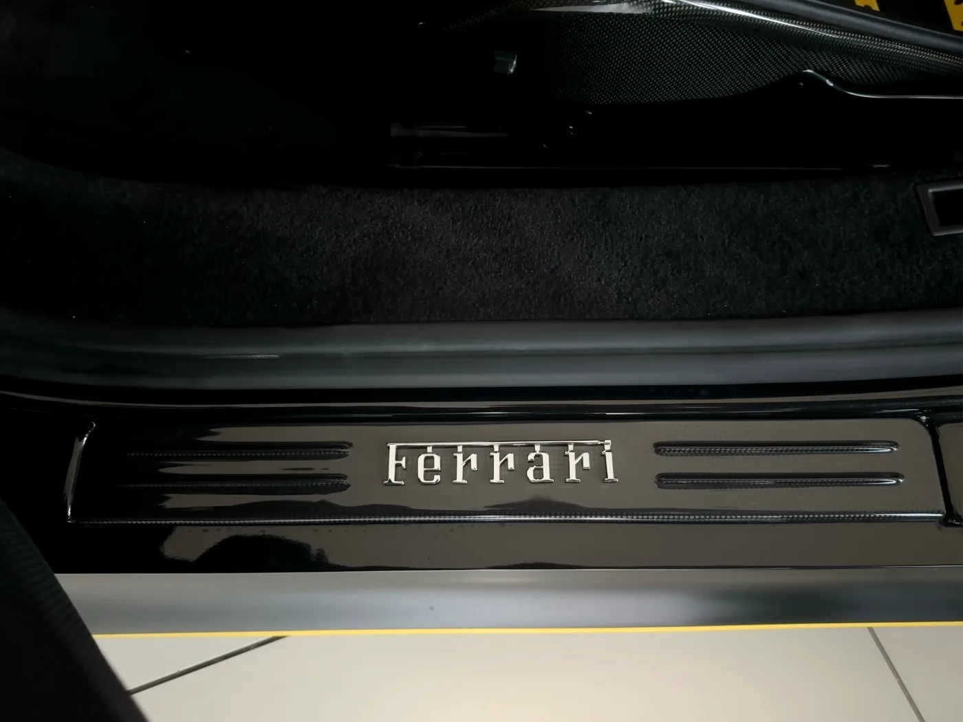 2023 Ferrari SF90 Stradale proposée par un concessionnaire spécialisé à Frankfurt am Main, Allemagne, photo 13 sur 15