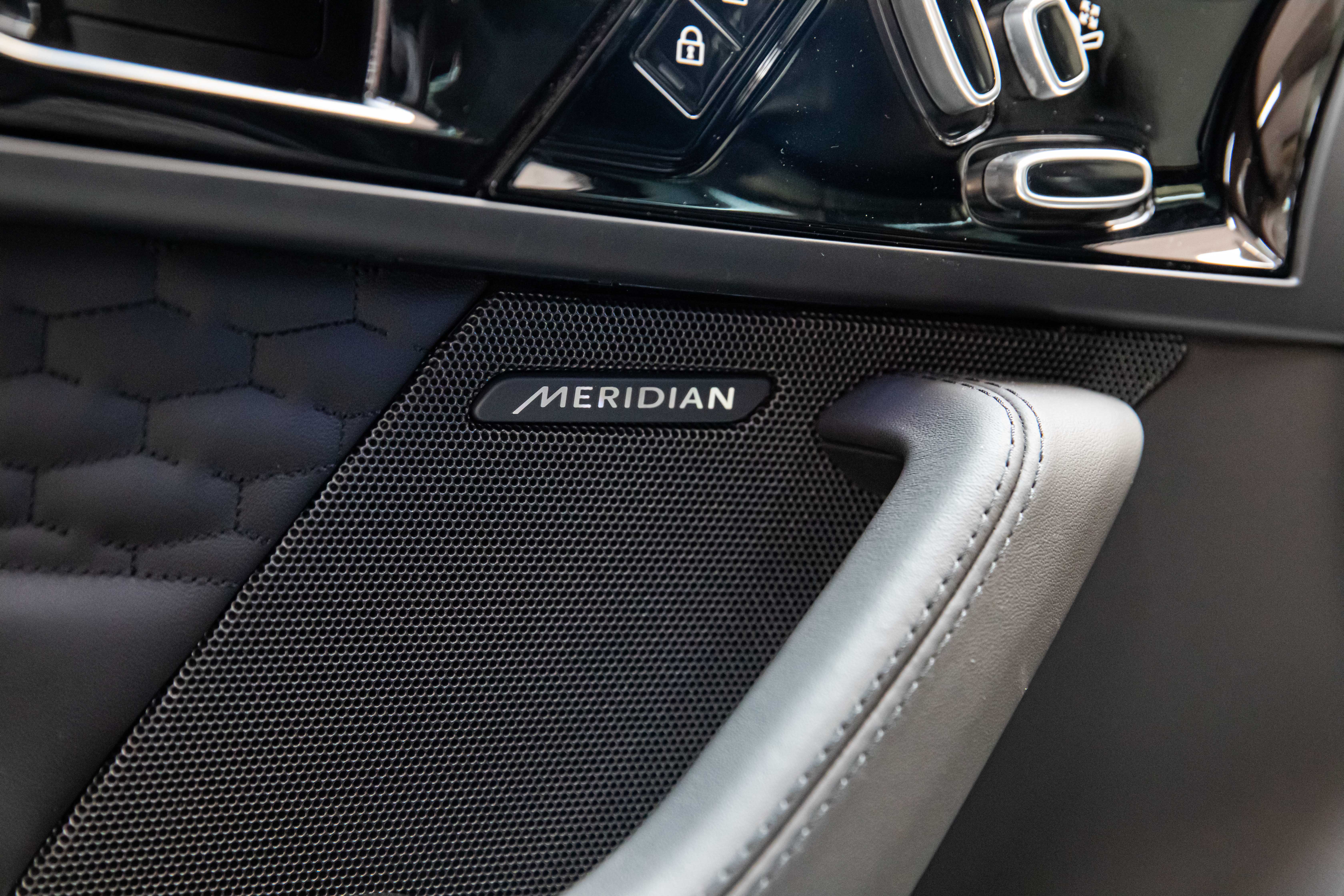 2023 Jaguar F-Type 5.0 V8 offered by a specialist dealer in Milan, Italy, photo 16 of 20