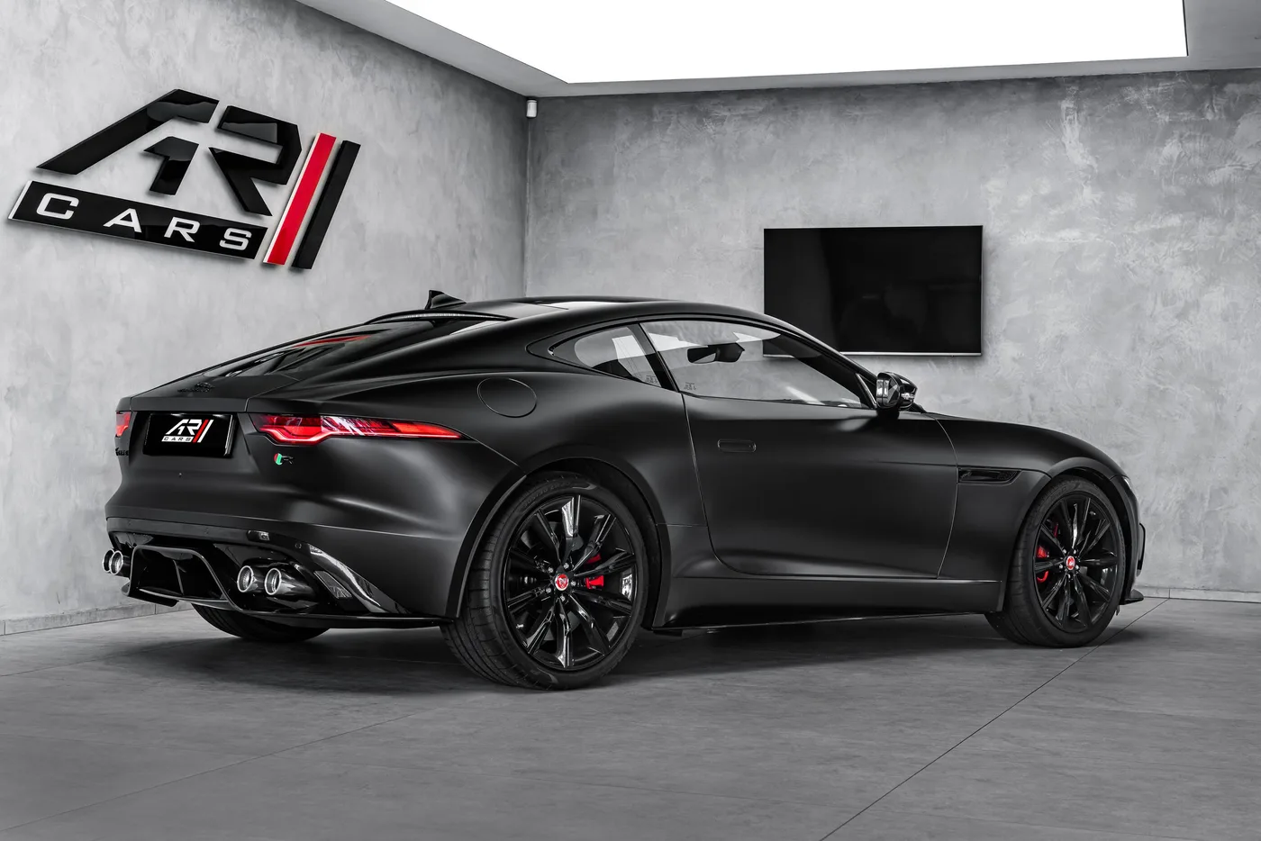 2023 Jaguar F-Type R AWD proposée par un concessionnaire spécialisé à Ostrava, Tchéquie, photo 4 sur 15