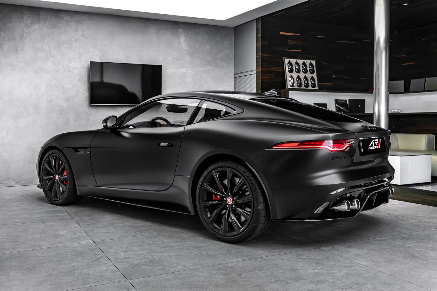 2023 Jaguar F-Type R AWD proposée par un concessionnaire spécialisé à Ostrava, Tchéquie, photo 6 sur 15