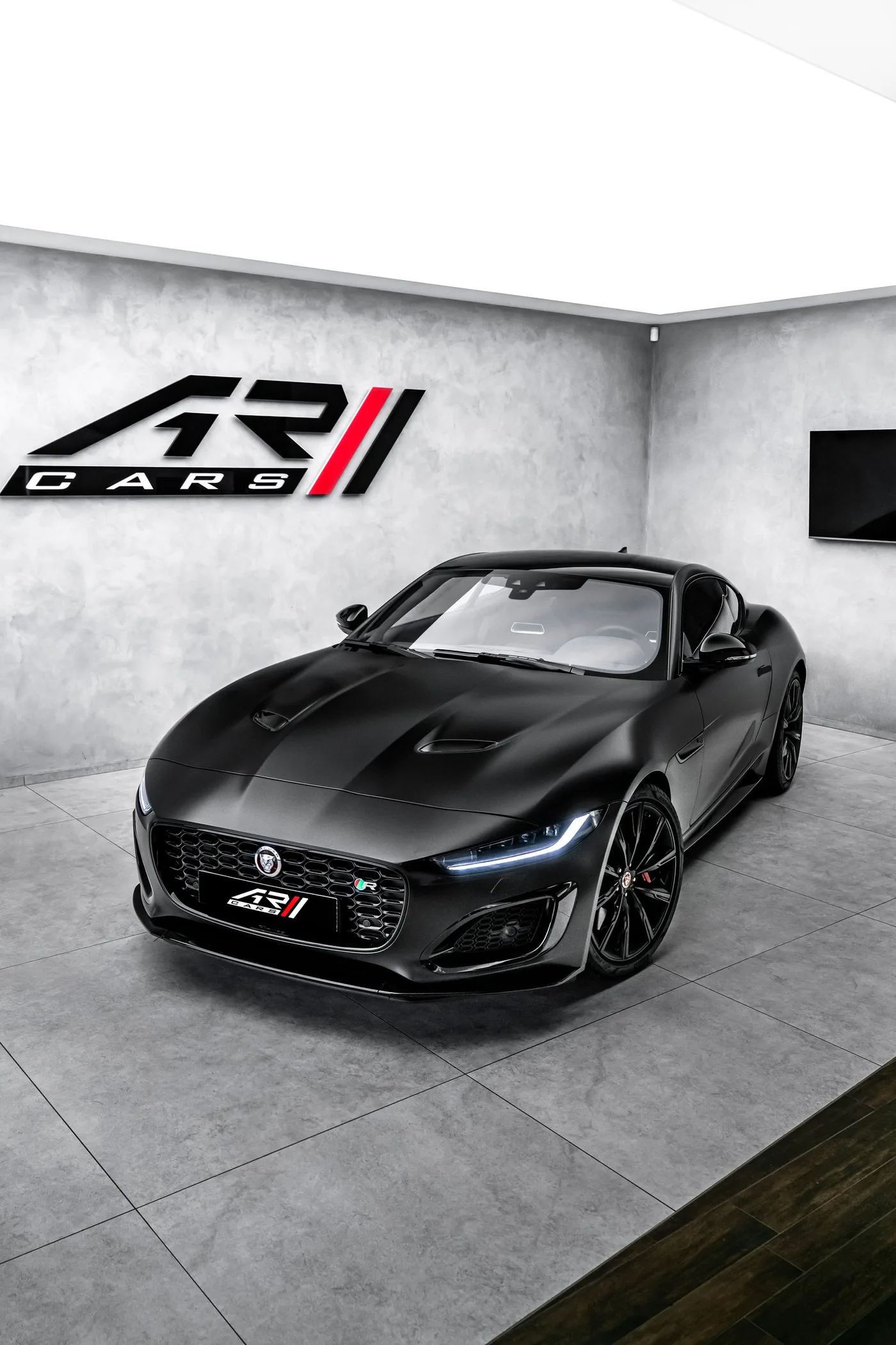 2023 Jaguar F-Type R AWD proposée par un concessionnaire spécialisé à Ostrava, Tchéquie, photo 7 sur 15