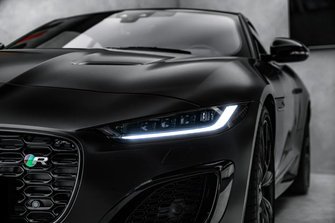 2023 Jaguar F-Type R AWD proposée par un concessionnaire spécialisé à Ostrava, Tchéquie, photo 8 sur 15