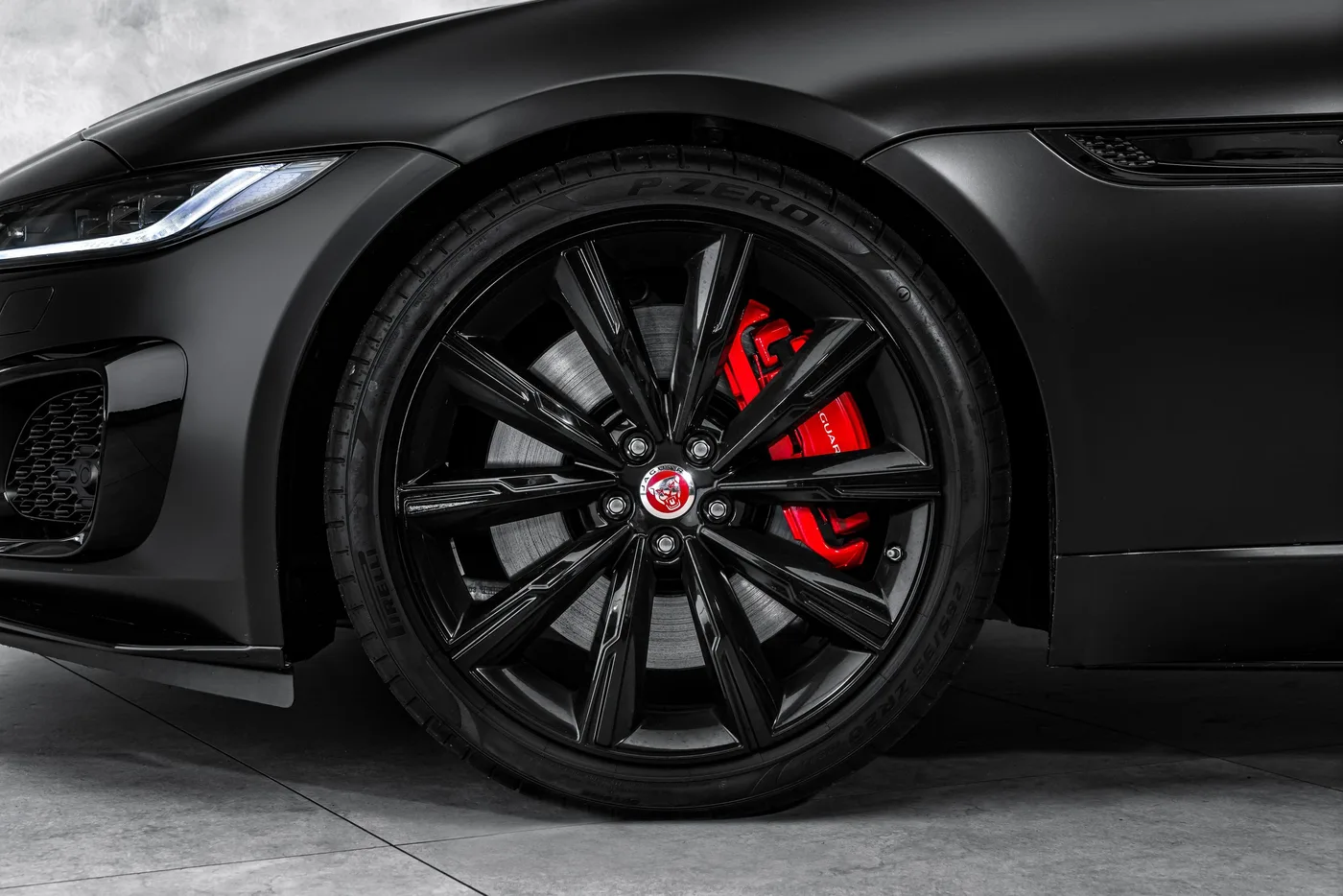 2023 Jaguar F-Type R AWD proposée par un concessionnaire spécialisé à Ostrava, Tchéquie, photo 10 sur 15
