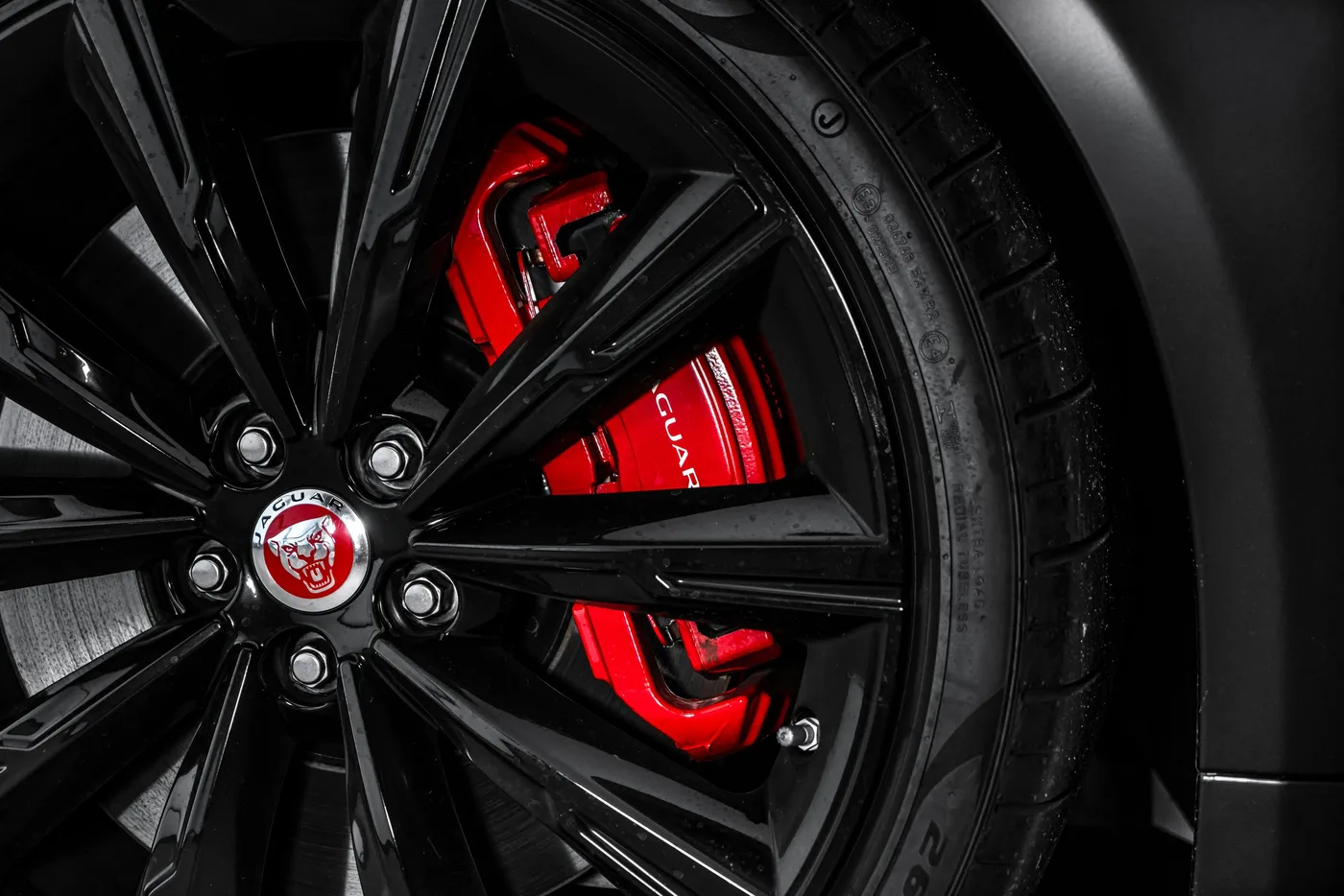 2023 Jaguar F-Type R AWD proposée par un concessionnaire spécialisé à Ostrava, Tchéquie, photo 11 sur 15