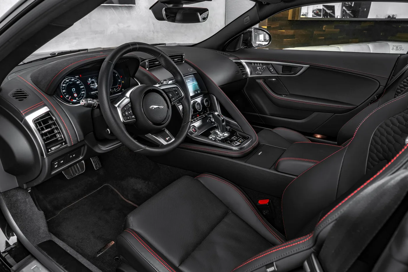 2023 Jaguar F-Type R AWD proposée par un concessionnaire spécialisé à Ostrava, Tchéquie, photo 12 sur 15