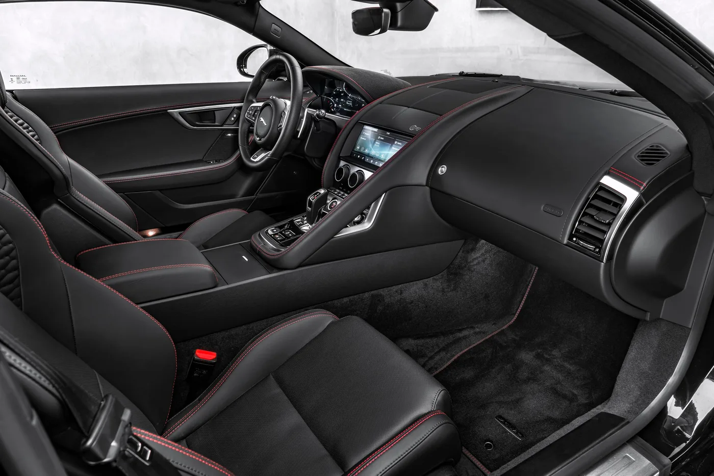 2023 Jaguar F-Type R AWD proposée par un concessionnaire spécialisé à Ostrava, Tchéquie, photo 13 sur 15