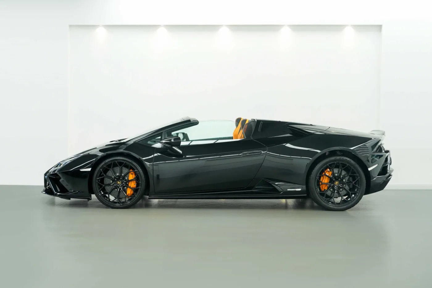 2023 Lamborghini Huracán EVO RWD Spyder proposée par un concessionnaire spécialisé à Dubai, Émirats arabes unis, photo 3 sur 10